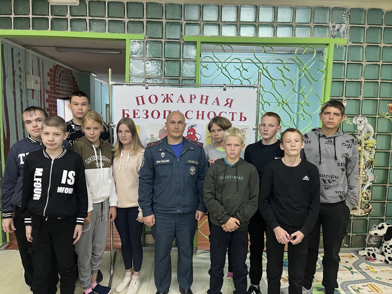 Конкурс рисунков и выставка работ на тему пожарной безопасности..