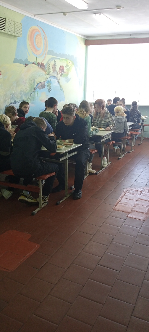 Дети в столовой